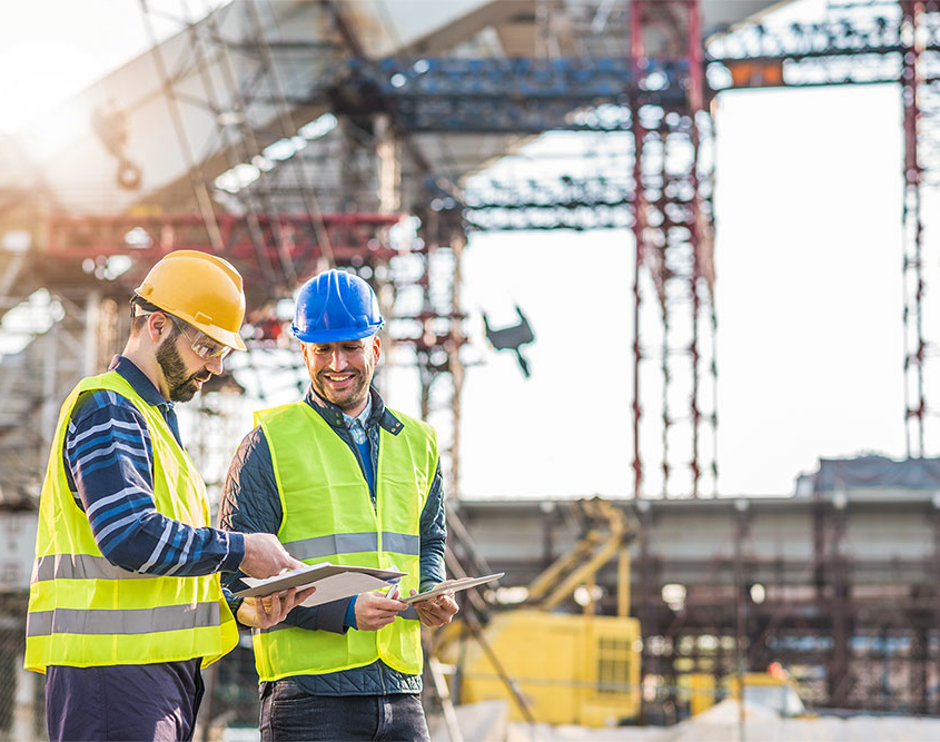 Experts Certinergie inspectant un bâtiment commercial au Luxembourg